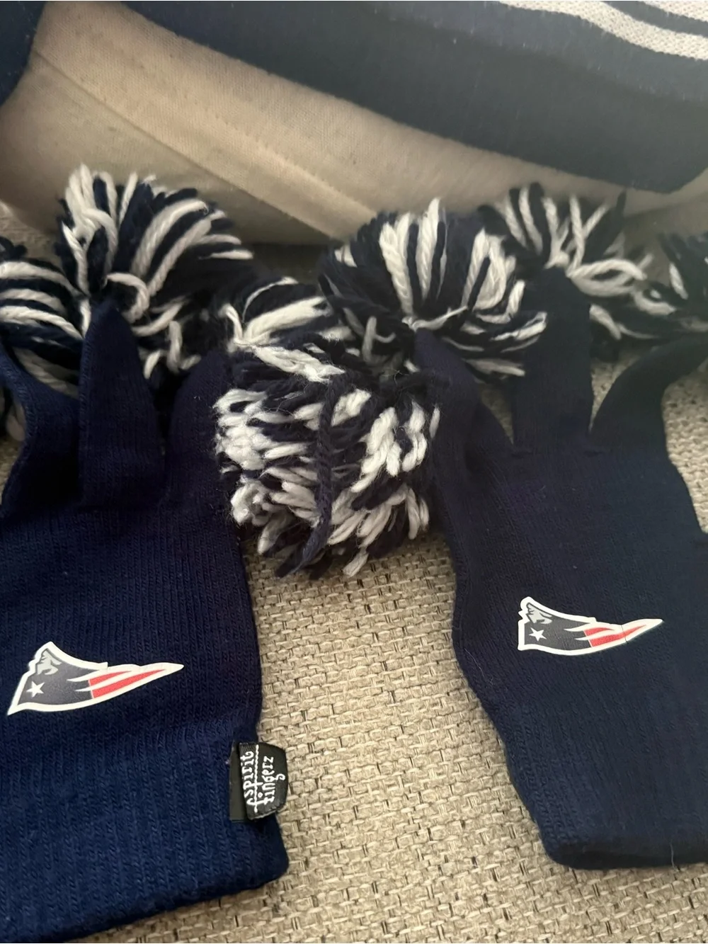 Patriots Navy White Knit Scarf and Pom Beanie Pair gloves. 🏈🏈🏈🏈🏈🏈🏈